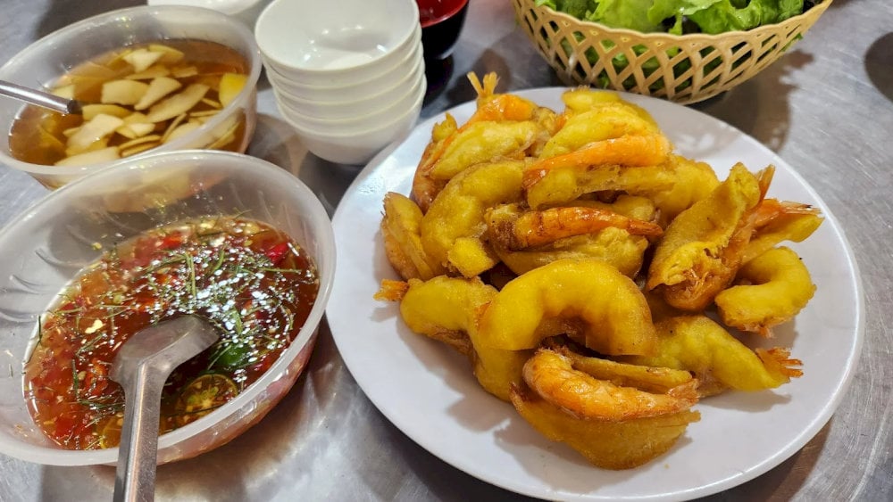 Bánh tôm ở Nhâm Thìn Quán